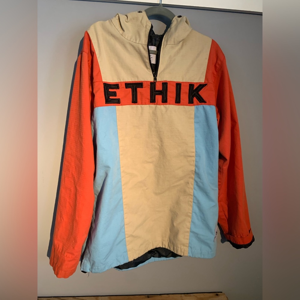 Pullover wind breaker